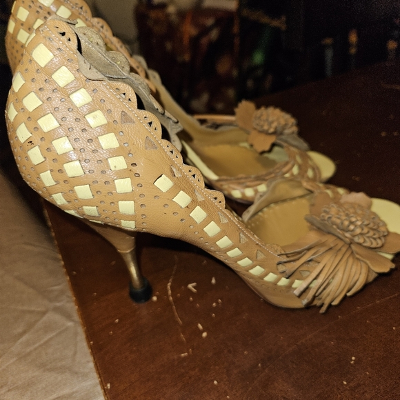 BCBG Maxazria Yellow and tan leather sandal heel with Flower accent size 10 - Picture 3 of 7